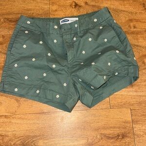 Old navy, size 6, green shorts with daisy flowers Gently worn in great condition